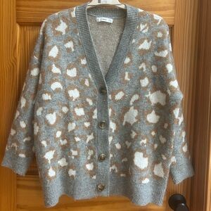 Stylish Gray and Cream Leopard Print Cardigan